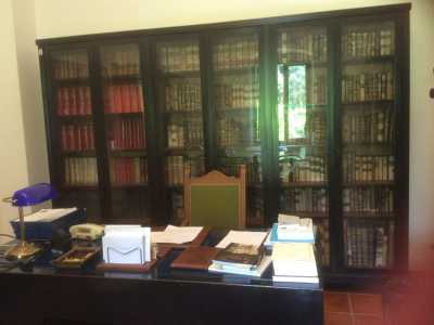 La sala della presidenza dell'Accademia Pugliese delle Scienze: ospita circa 600 testi importanti, i pi� antichi risalgono al 500-600